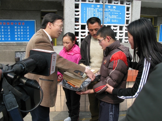 爱让他们放飞梦想 走进学校