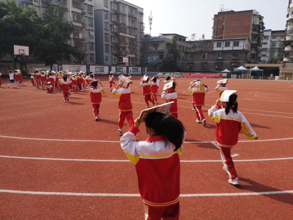 东街小学应急撤离中.jpg