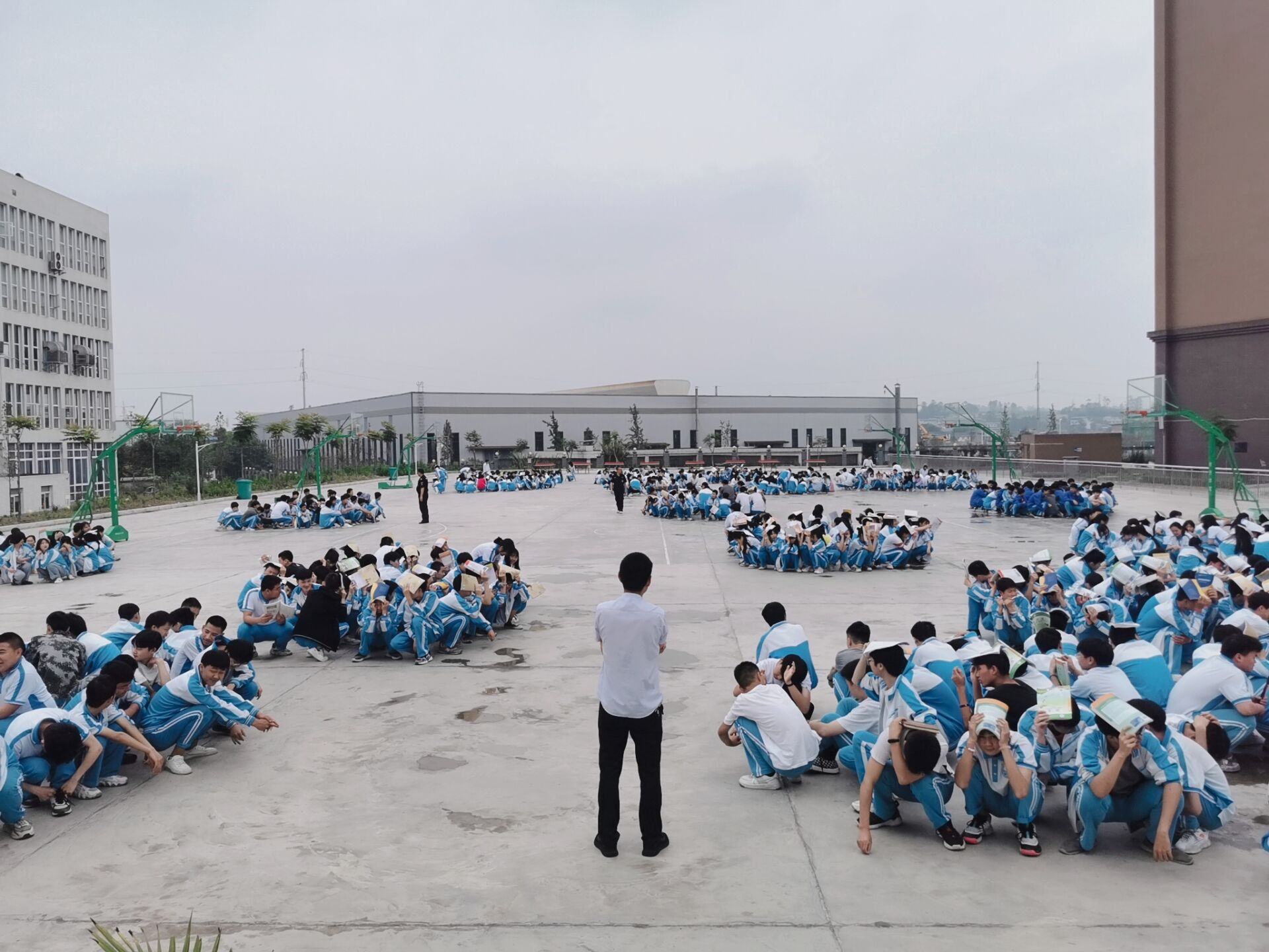 职教中心实训基地有序避震.jpg