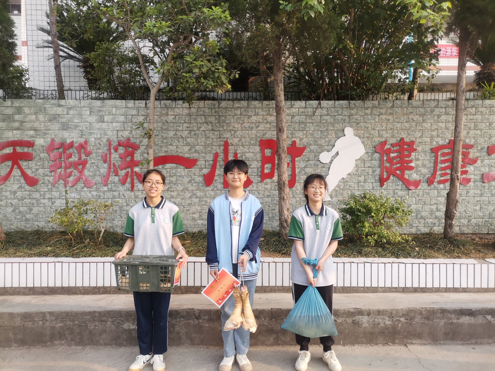 喜提“猪脚”.jpg