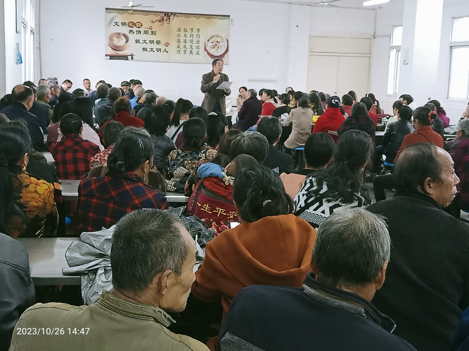 富顺县飞龙镇九年制学校关工委召开家长座谈会.jpg