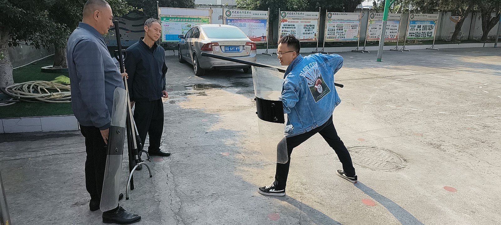 富顺县骑龙镇九年制学校开展安保人员业务培训.jpg